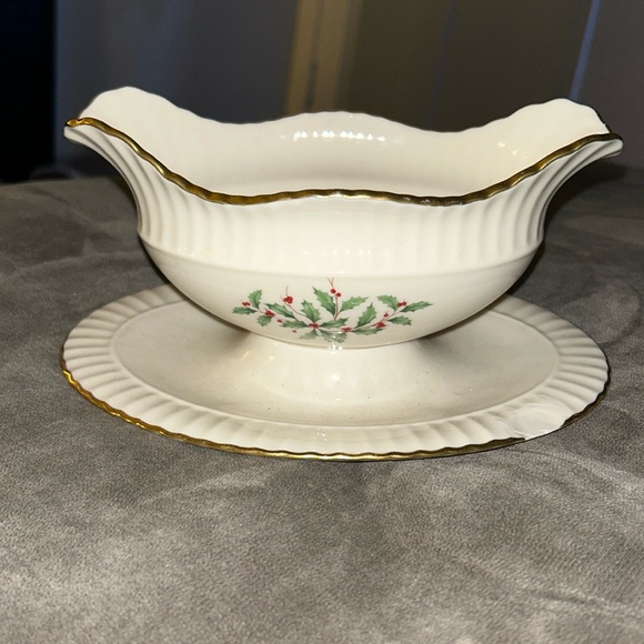 Hollyberry by LENOX gravy boat with attached under plate - Picture 2 of 5